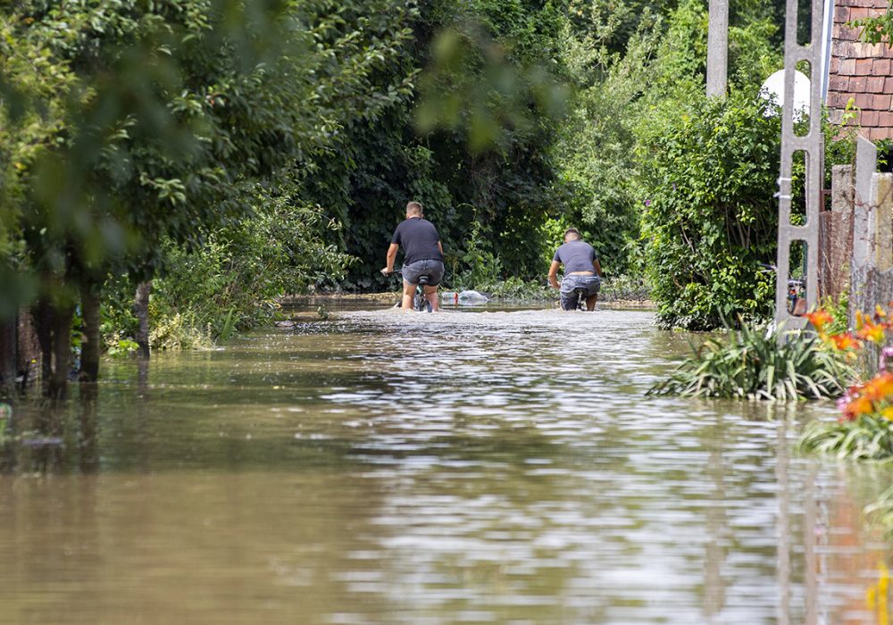 Nagyatád, 2020. július 26.
A nagy esőzés miatt kiáradt Rinya-patak vízével elöntött utca Nagyatádon 2020. július 26-án.
MTI/Varga György
